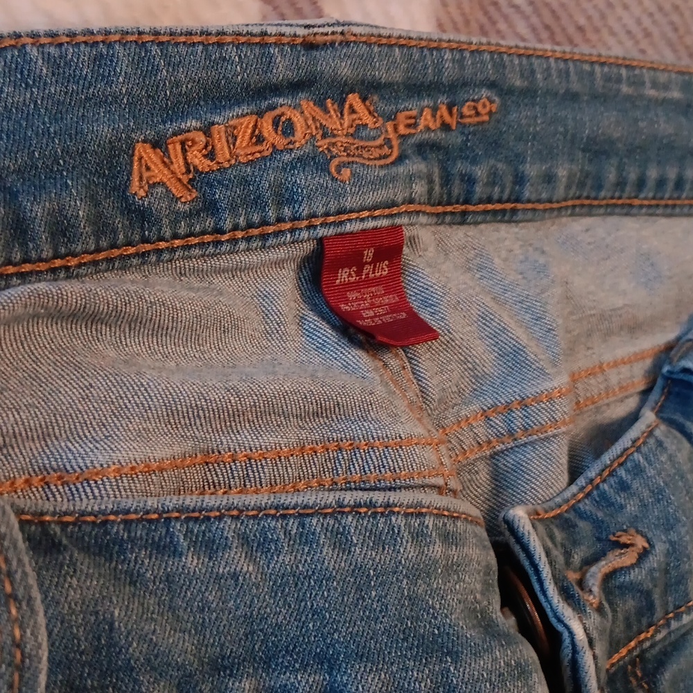 Size 18 Jr plus capri cuffed distressed Arizona jeans